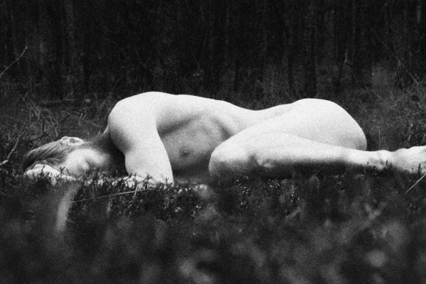 Fotografie: Mann auf Waldboden